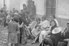6.-REEFUGIADOS-EN-UN-ALTO-EN-EL-CAMINO