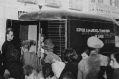 6.-Worsley-ayada-a-subir-a-refugioados
