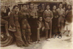 6.El-Medico-voluntario-y-algunos-milicianos-posan-junto-a-la-ambulancia-donada-por-el-Socorro-Rojo-Internacional.