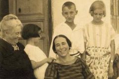 8.-ISABEL-OYARZABAL-Y-FAMILIA